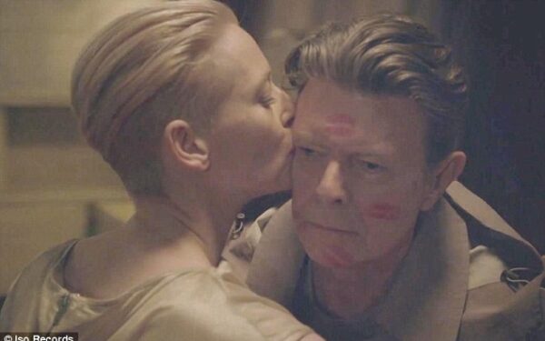 Naujos Davido Bowie dainos klipe nusifilmavo jo antrininke vadinama Tilda Swinton (video)