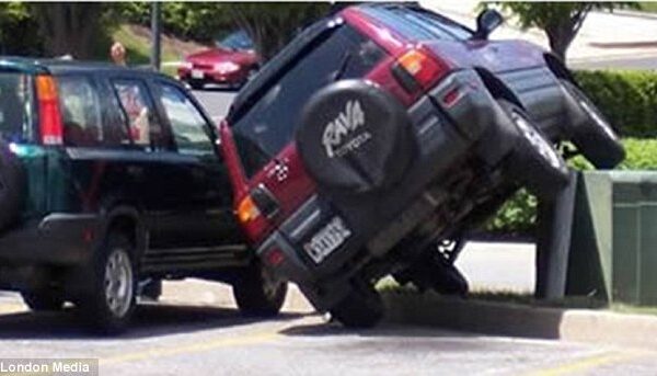 Blogiausi automobilio „parkavimo“ būdai (foto)