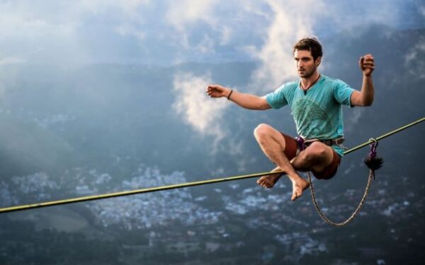 Nutrūktgalviški triukai beveik 1 km aukštyje ant lyno (foto)