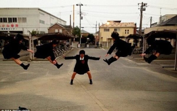 Nauja interneto mada: anime filmukų kovas mėgdžiojančios nuotraukos (foto)