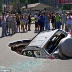 Automobilius Rusijoje praryja atsiveriančios smegduobės (foto)