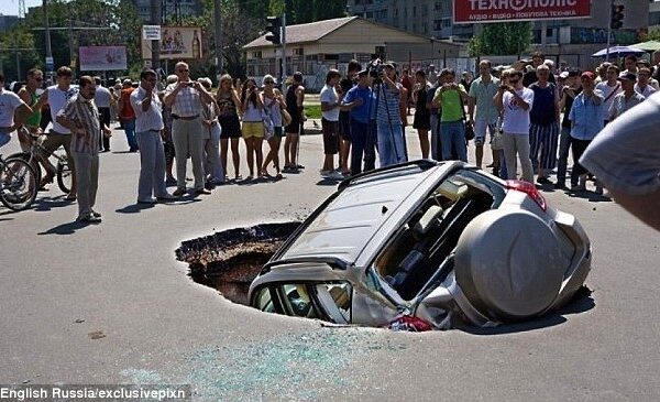 Automobilius Rusijoje praryja atsiveriančios smegduobės (foto)