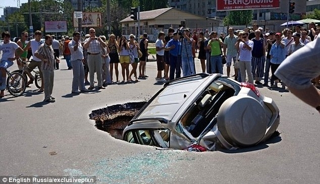 Automobilius Rusijoje praryja atsiveriančios smegduobės (foto)