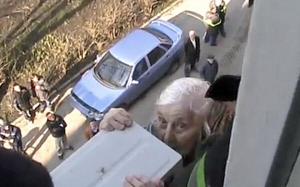 97 metų senolės noras gyventi suteikė jai jėgų 30 min. kaboti įsikibus10 metrų aukštyje (foto, video)