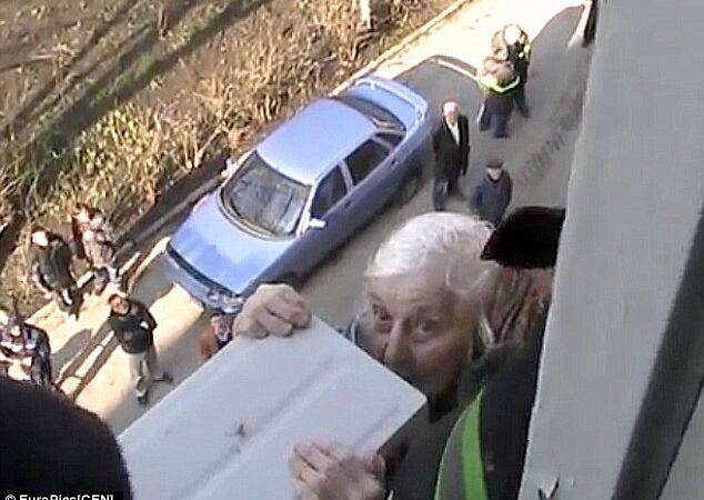97 metų senolės noras gyventi suteikė jai jėgų 30 min. kaboti įsikibus10 metrų aukštyje (foto, video)
