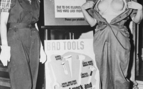 Moterys kare: vyriški darbai, dėvint apsaugines liemenėles (foto)