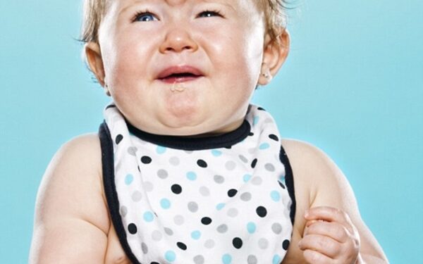 Rūgštu: mažyliai pirmąjį kartą ragauja citriną (foto)