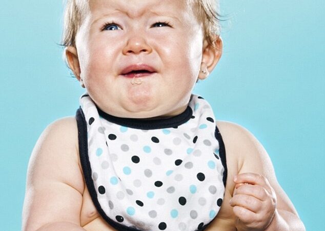 Rūgštu: mažyliai pirmąjį kartą ragauja citriną (foto)