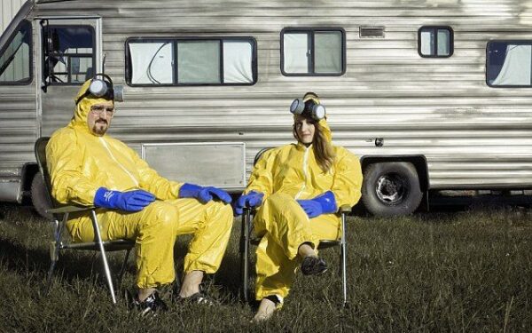 Kaip iš filmų: sužadėtuvių fotosesijos, atkūrusios „The Notebook“, „Breaking Bad“ ir „Friday the 13th“ scenas