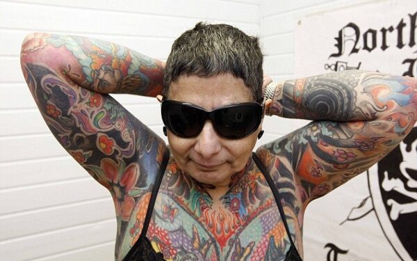 Moteris išsitatuiravo visą kūną, nors… niekada nematys savo tatuiruočių! (foto)