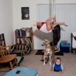 Intymu: šokėjos aplink striptizo stulpą – savo namuose (foto)