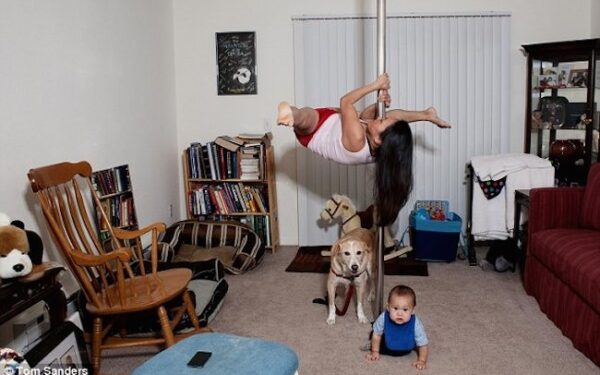 Intymu: šokėjos aplink striptizo stulpą – savo namuose (foto)