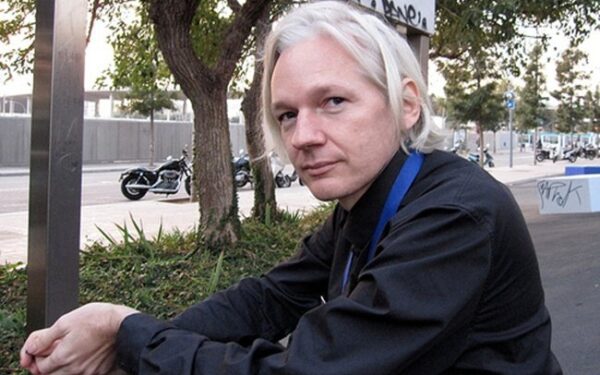 Išleista skandalinga knyga apie „WikiLeaks“ įkūrėją