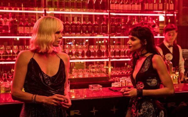 Filme „Atominė blondinė“ Ch. Theron teko filmuotis sekso scenoje su kita moterimi: „Su vyrais tai trunka ilgiau“