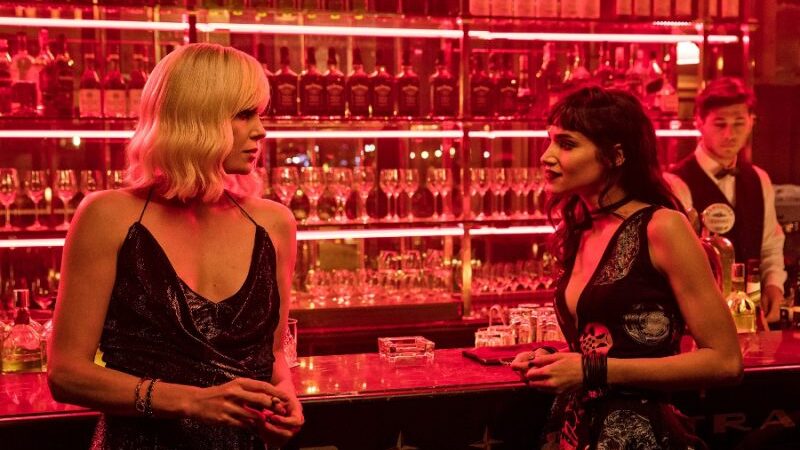 Filme „Atominė blondinė“ Ch. Theron teko filmuotis sekso scenoje su kita moterimi: „Su vyrais tai trunka ilgiau“