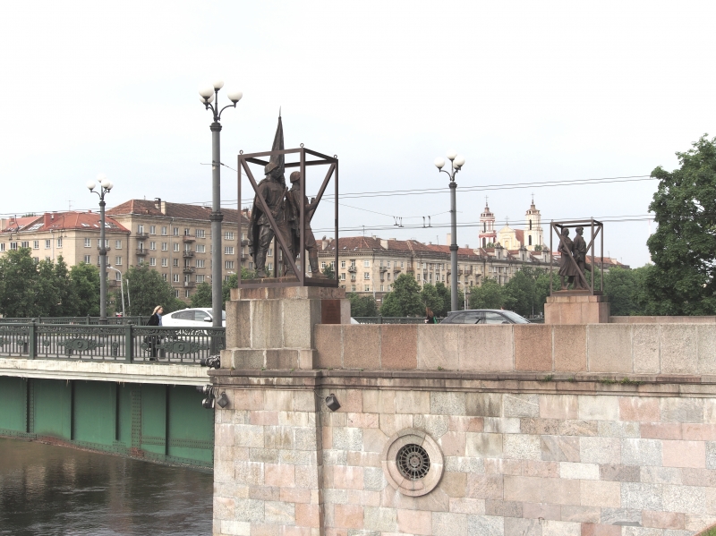 Festivalis „Vilnius Street Art“ Žaliojo tilto skulptūroms ruošia narvus