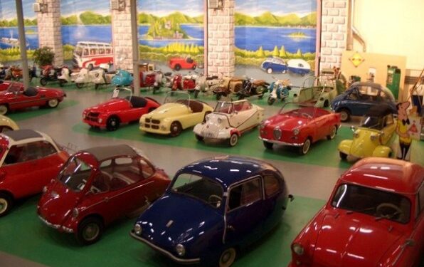 Reti, keisti ir nebrangūs: mažiausių pasaulio automobilių kolekcija