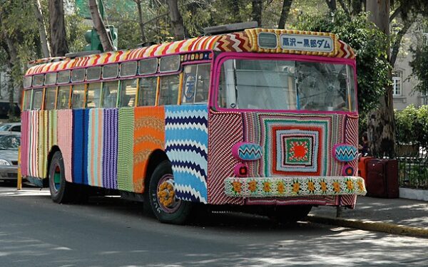 Grafičius keičia spalvotos siūlų bombos