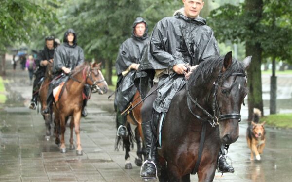 Raiteliai išjojo istoriniu valdovų Meilės keliu Krokuvos link (Foto)