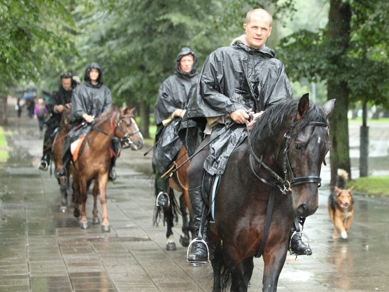 Raiteliai išjojo istoriniu valdovų Meilės keliu Krokuvos link (Foto)