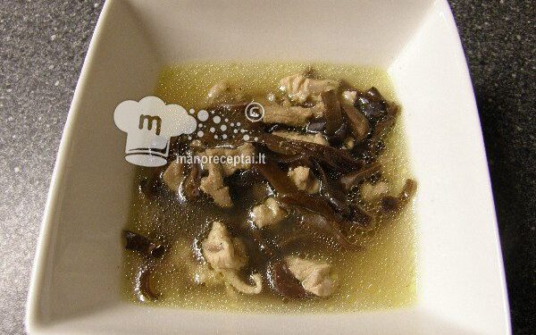 Kinietiška juodų grybų sriuba