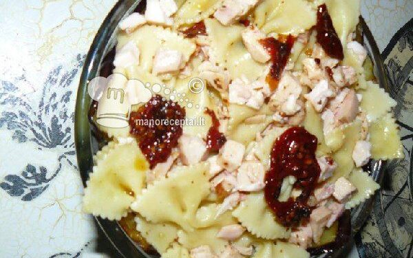 Makaronų salotos su rūkyta vištiena ir džiovintais pomidorais