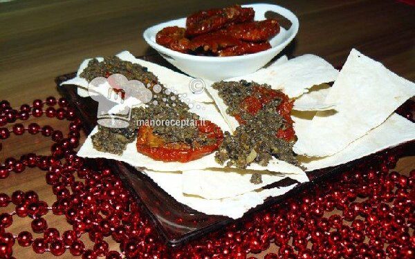 Užkandis su alyvuogių užtepėle ir džiovintais pomidorais