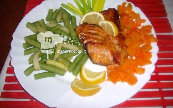 Pikantiškas lašišų kepsnys su daržovėmis