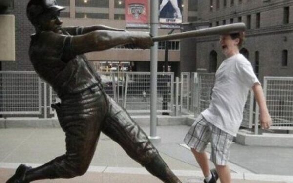 Linksmos turistų improvizacijos su skulptūromis (foto)