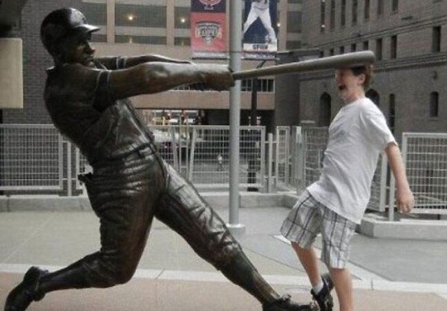 Linksmos turistų improvizacijos su skulptūromis (foto)