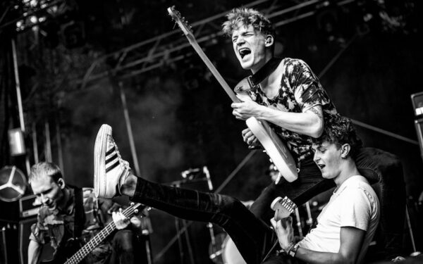 Britų rokas sutiks lietuvišką: „Foals“ Vilniuje apšildys jų įkvėpti „ba.“