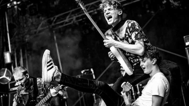 Britų rokas sutiks lietuvišką: „Foals“ Vilniuje apšildys jų įkvėpti „ba.“