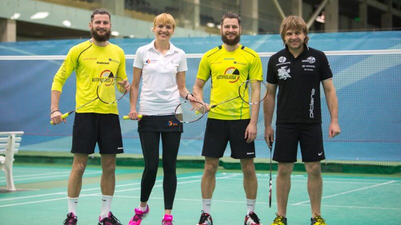 Skirtingų sporto šakų atstovai draugystę stiprina badmintono aikštelėje