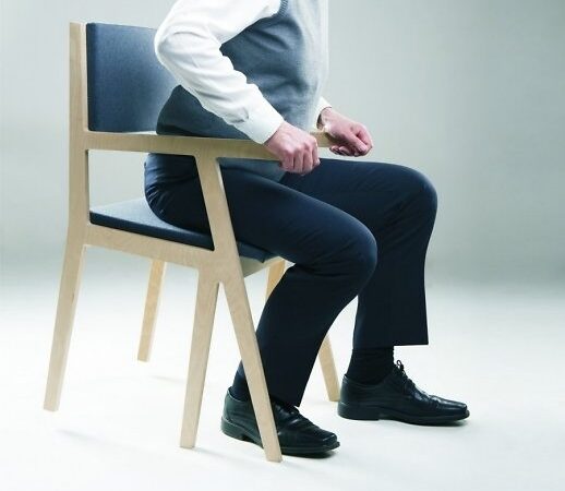 Atsistoti padedančios kėdės kūrėja siekė, kad baldas patiktų ir sveikiesiems (interviu, foto)