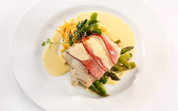 Receptai su šparagais: žuvies ir krevečių iešmelis ir šonine apvyniota balta žuvis