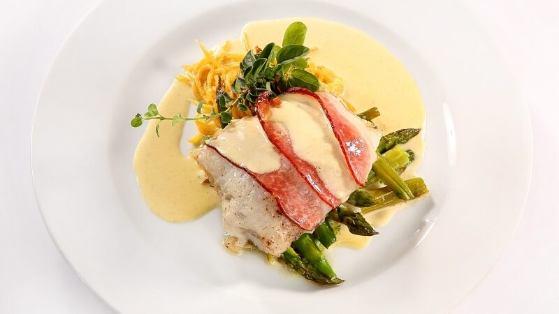 Receptai su šparagais: žuvies ir krevečių iešmelis ir šonine apvyniota balta žuvis