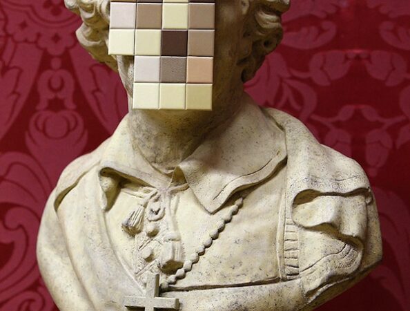 Naujoji Banksy skulptūra –  pikselizuotas dvasininko biustas