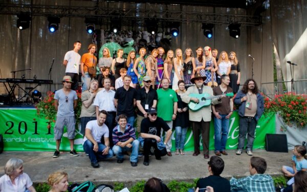 Kulautuvoje bardais pražydo akacijos (Foto)