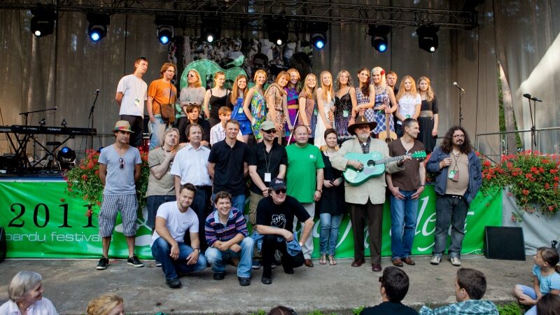 Kulautuvoje bardais pražydo akacijos (Foto)