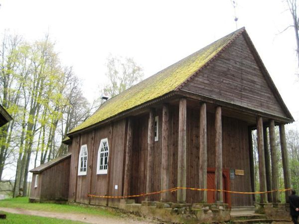 Be vinių statyta Stelmužės bažnyčia laukia restauravimo