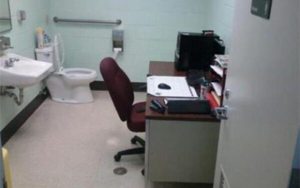 Visai negeidžiamos darbo vietos: nuo išviečių iki šiukšlynų (foto)