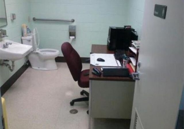 Visai negeidžiamos darbo vietos: nuo išviečių iki šiukšlynų (foto)