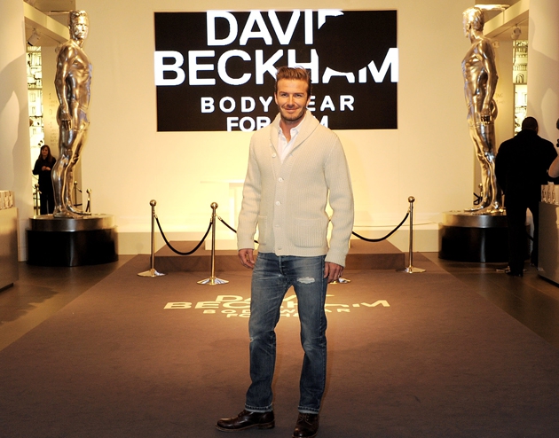 H&M parduotuvėse atidengtos Davido Beckhamo statulos
