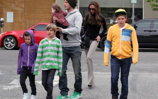 12-metė Beckhamų šeimos atžala tapo „Burberry“ veidu (video)