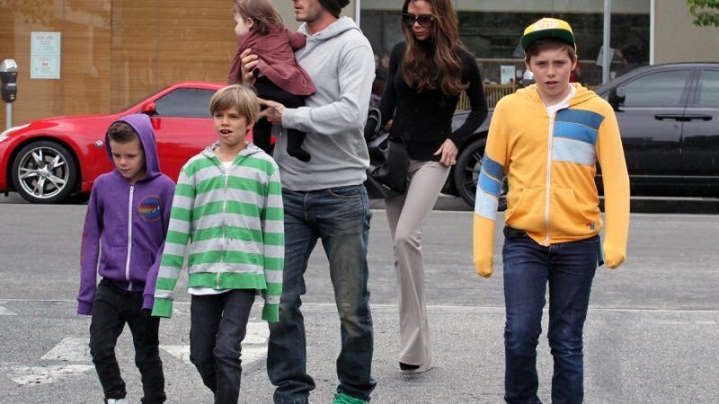 12-metė Beckhamų šeimos atžala tapo „Burberry“ veidu (video)