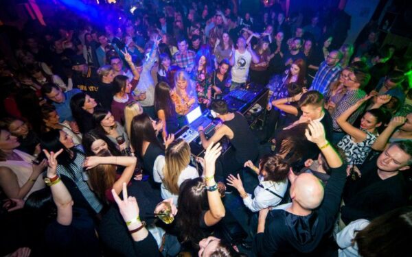 Penktadienio DJ: Kas tie „Bičiuliai“?