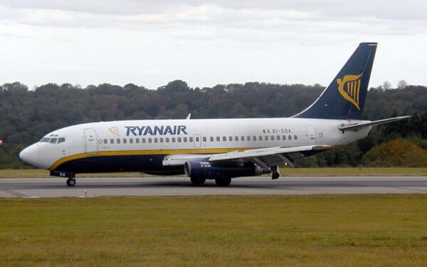 „Ryanair“ žada skrydžių metu rodyti pornofilmus