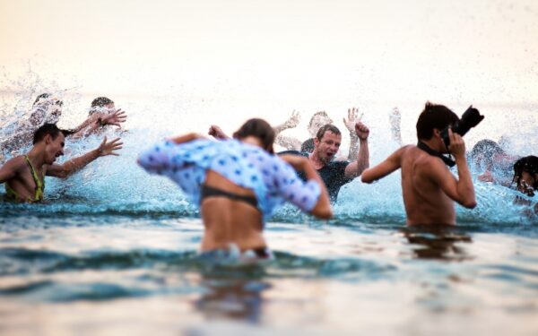 Muzikiniai pusryčiai: tėvais tapusių „biplanų“ vasaros hitas „Kapitonai“