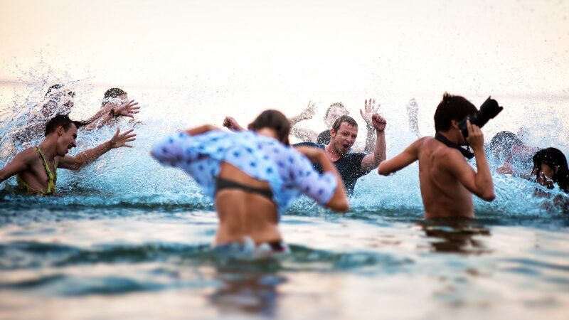 Muzikiniai pusryčiai: tėvais tapusių „biplanų“ vasaros hitas „Kapitonai“