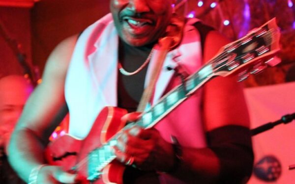 S. Seagalas „Bliuzo naktų“ scenoje pasirodys su bliuzo legendos M. Waterso sūnumi